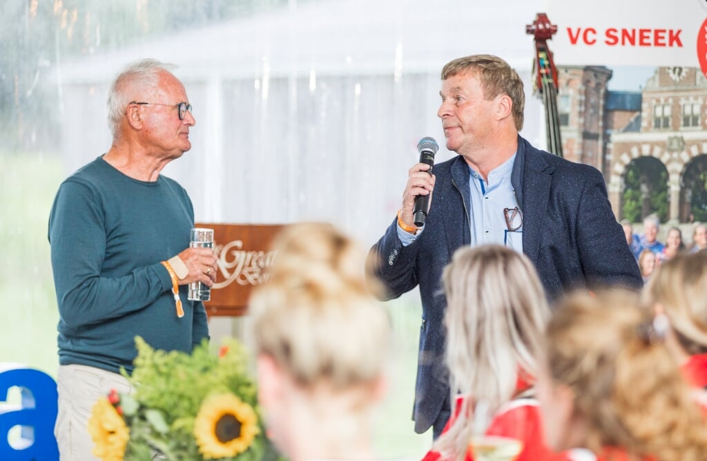 Directeur Friso Bouwgroep Jan Wageman (r) vertelt Foppe de Haan dat er een mooi bedrag is ingezameld voor zijn Foppe Fonds. (Foto Martina Ketelaar)