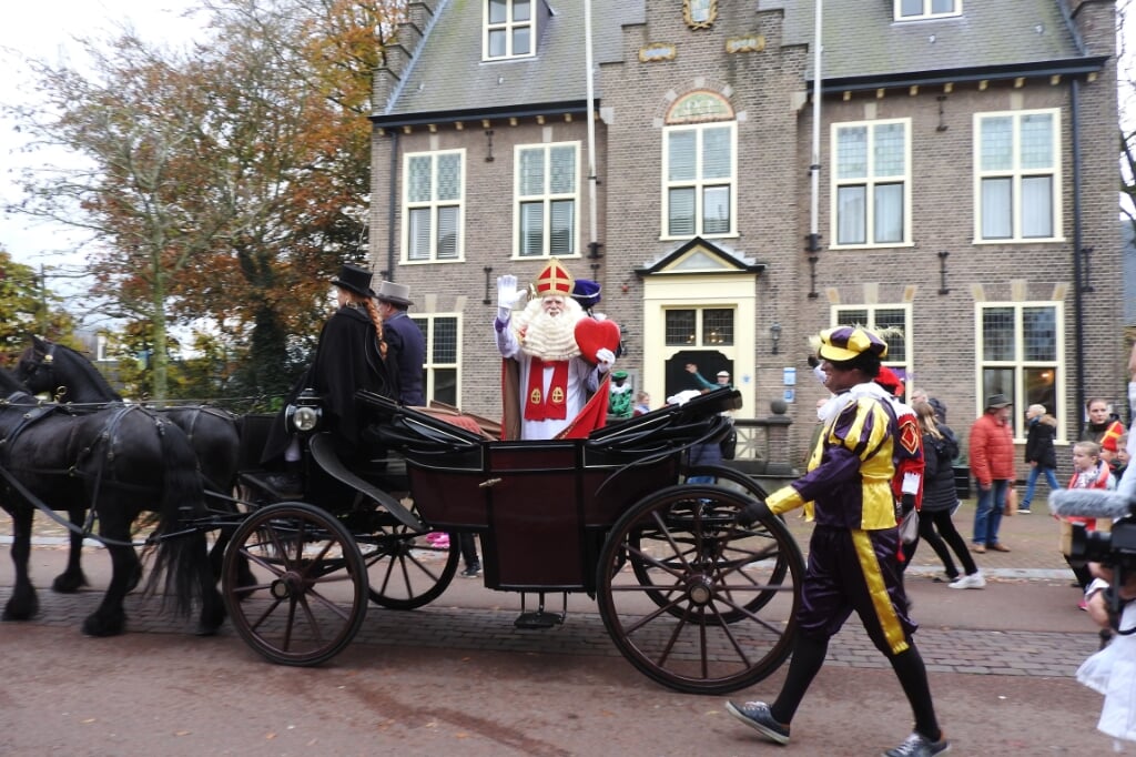 Castricum: Sinterklaas voor het Oude Raadhuis.