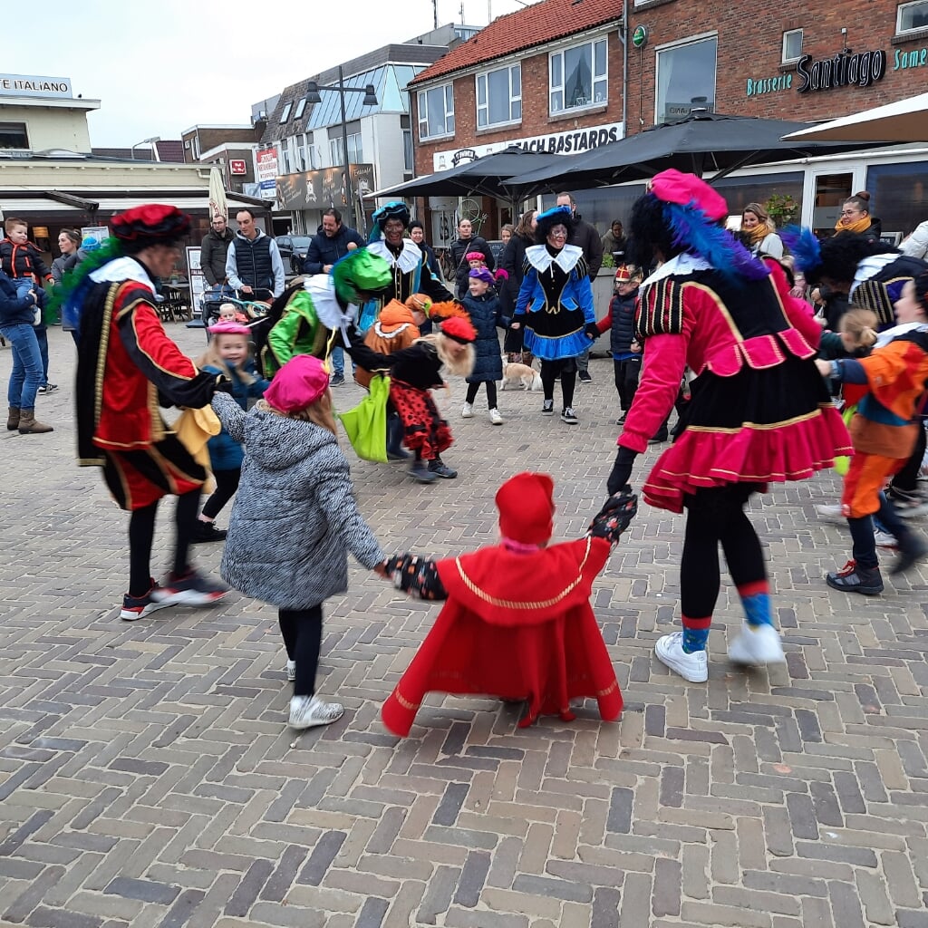 Rondedansen en los dansen: De Pieten maakten er zaterdag een vrolijke boel van op het Pompplein. 