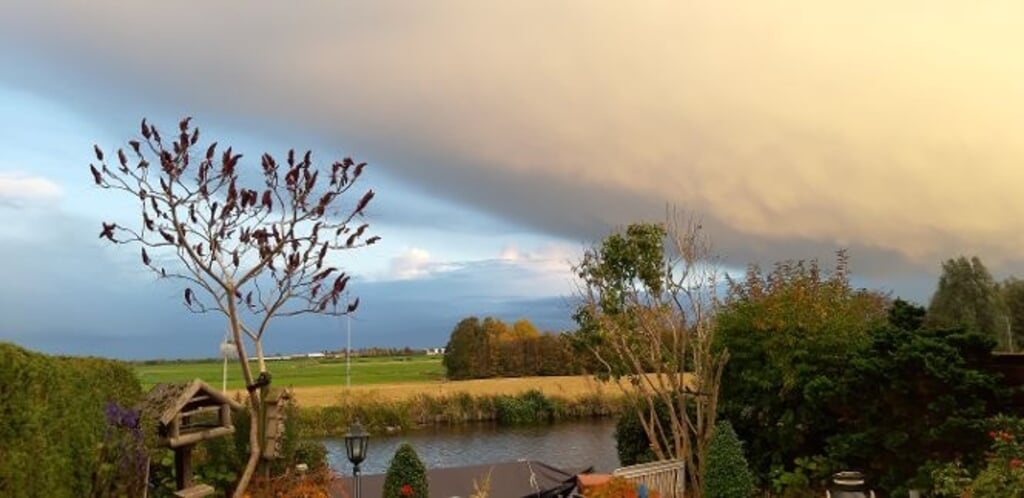 Ineke Koudijs-Boerefijn maakte deze prachtige foto vanuit haar achtertuin in Hazerswoude-Dorp. 