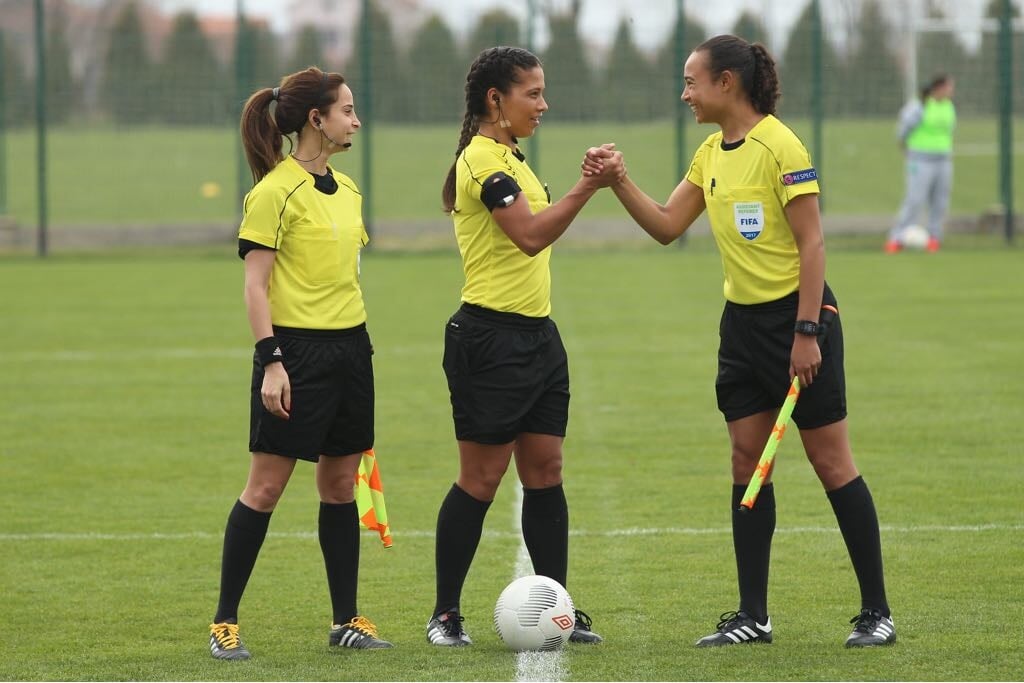 De Obdamse Franca Overtoom (r) is als eerste vrouwelijke official aangesteld om te assisteren bij een wedstrijd in de Eredivisie.