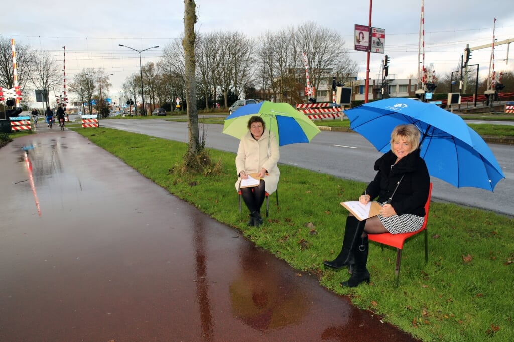 Wethouder Annette Groot (l) en HHNK-bestuurder Klazien Hartog willen de polder Heerhugowaard voorbereiden op extreem weer.