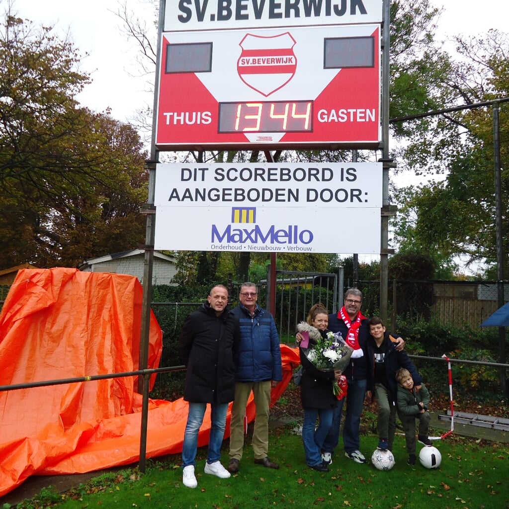 Het nieuwe scorebord v.l.n.r.: Marco van Petersen, voorzitter Jaap Dobma en Max Mello met  dochter en kleinkinderen.