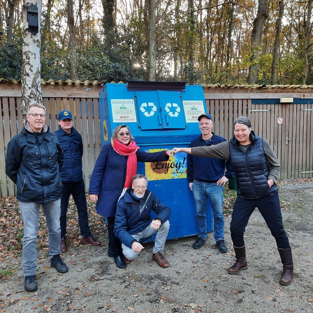 Wieteke van der Molen, directeur van Dopersduin, rechts, maakte voor Hanja en Henk Jong, in het midden, de plaatsing van de container mogelijk. De drie andere heren zijn van Lions Schoorl, zij brachten het contact tot stand. 