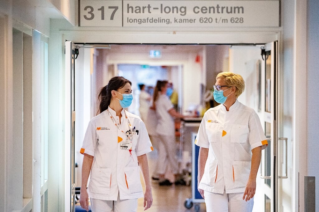 Rosanne (links) en Kim hebben als verpleegkundigen al heel wat meegemaakt op de corona afdeling. Samen staan ze sterk. 
