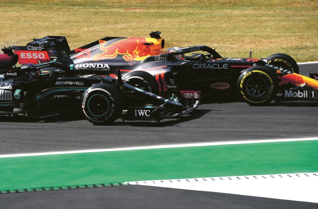 Max Verstappen haalt Lewis Hamilton in. 