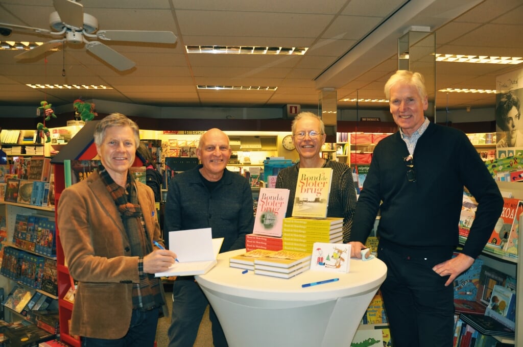 De vier auteurs tijdens een signeersessie bij Boekhandel Jaspers.