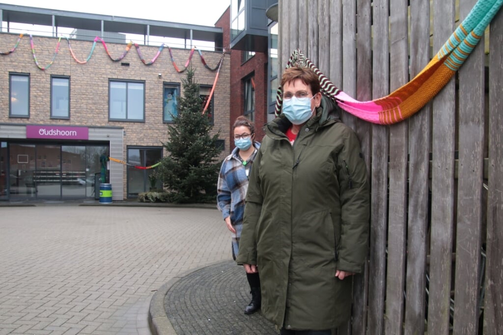 Het Alphense verpleeghuis Oudshoorn is sinds vorige week ingepakt in een grote gebreide sjaal. 