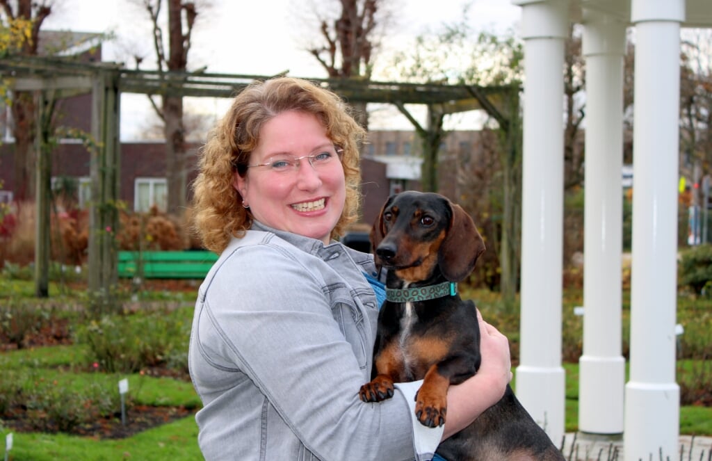 Renate Beijne (40) met hondje Willem. Ze is de nieuwe beheerder van Kinderboerderij De Contactweide en op zoek naar vrijwilligers.