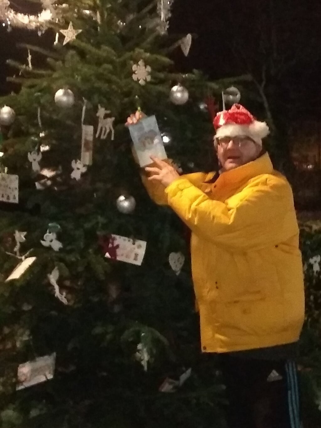 George Meijer bij de kaarten in de kerstboom.