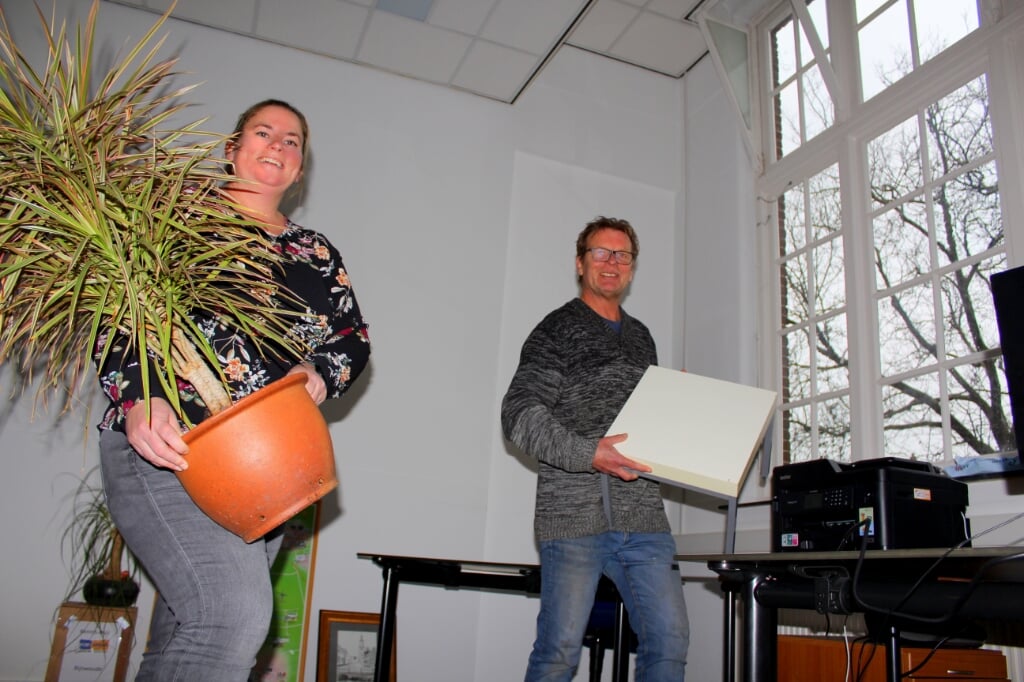 Coördinator Linda Timmermans (39) fleurt het nieuwe kantoor op met grote planten, manager Jos Timmermans (62) neemt de printer en de bijzettafeltjes voor zijn rekening.