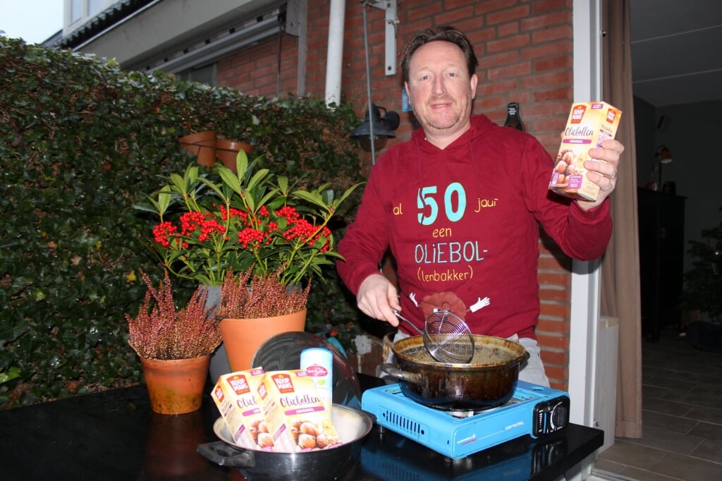 Thuisbakker Mike Verweij gaat op Oudjaar zijn eigen oliebollen bakken, inmidddels een traditie.