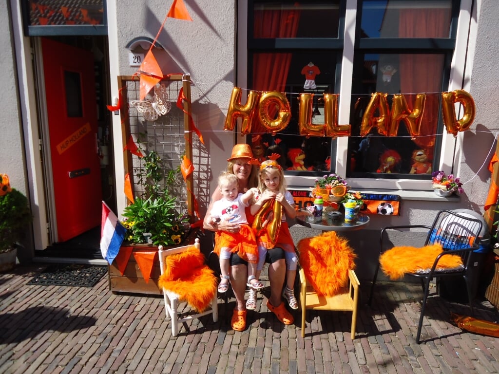 Jan Vermeijenstraat in Beverwijk kleurt oranje voor het EK voetbal.