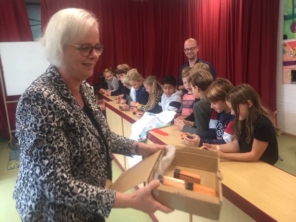 In 2019 heeft wethouder Beens de 24 kinderen van groep 7 van de Willibrordschool een mondharmonica uitgereikt. 