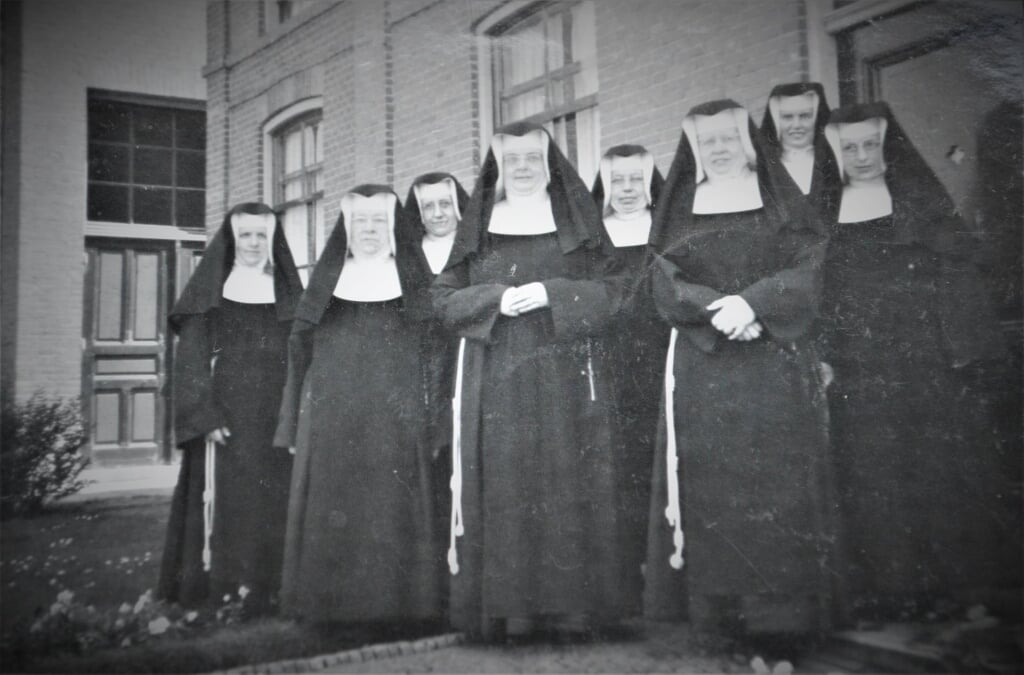 Enkele van de zusters die lesgaven aan de oude Zusterschool St. Joseph.