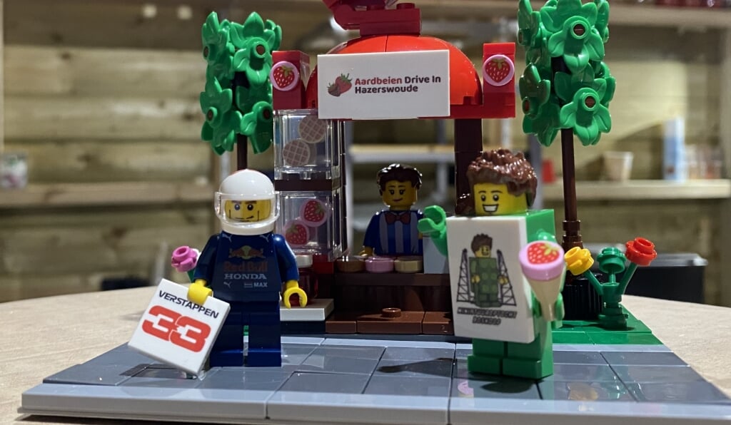 Maxmania ook bij de miniatuur carnavalsoptocht van Iwan Vervoort: Lego-Max staat daar bij de kraam van de Aardbeien drive-in. 