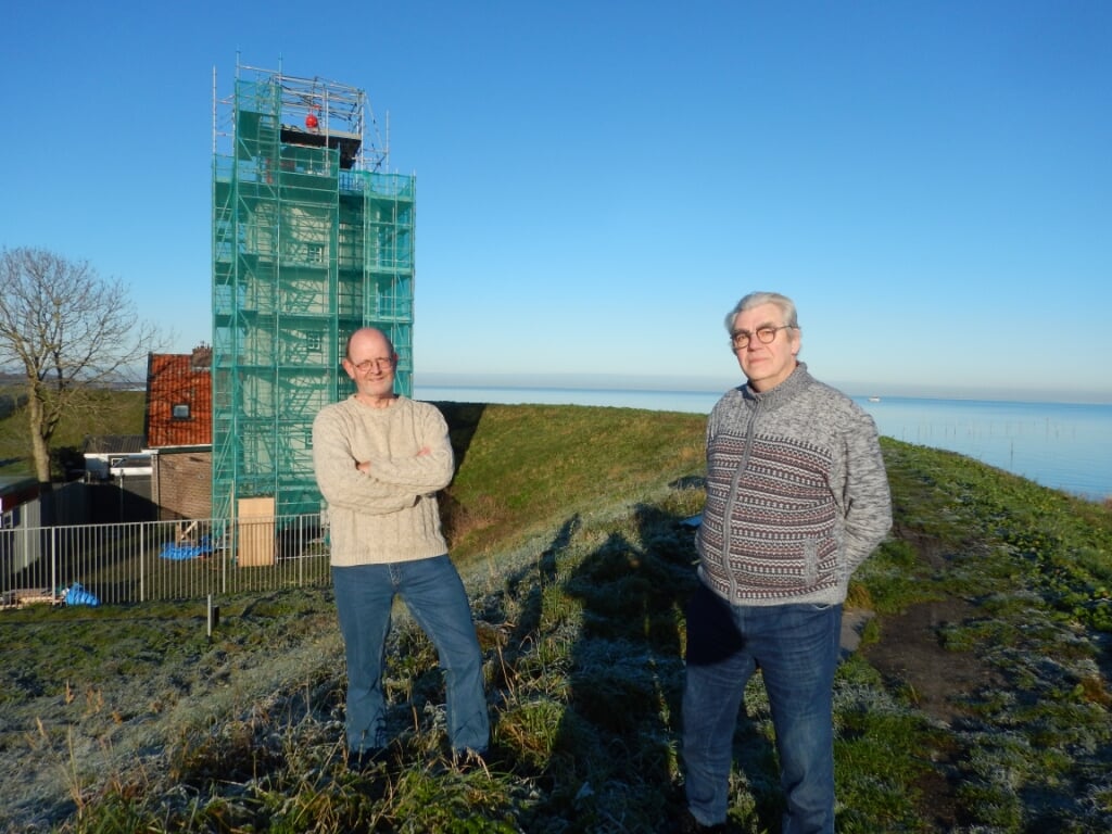 Ronald Oostendorp (l.) en Piet Baas (r.) voor vuurtoren De Ven die momenteel wordt gerenoveerd.