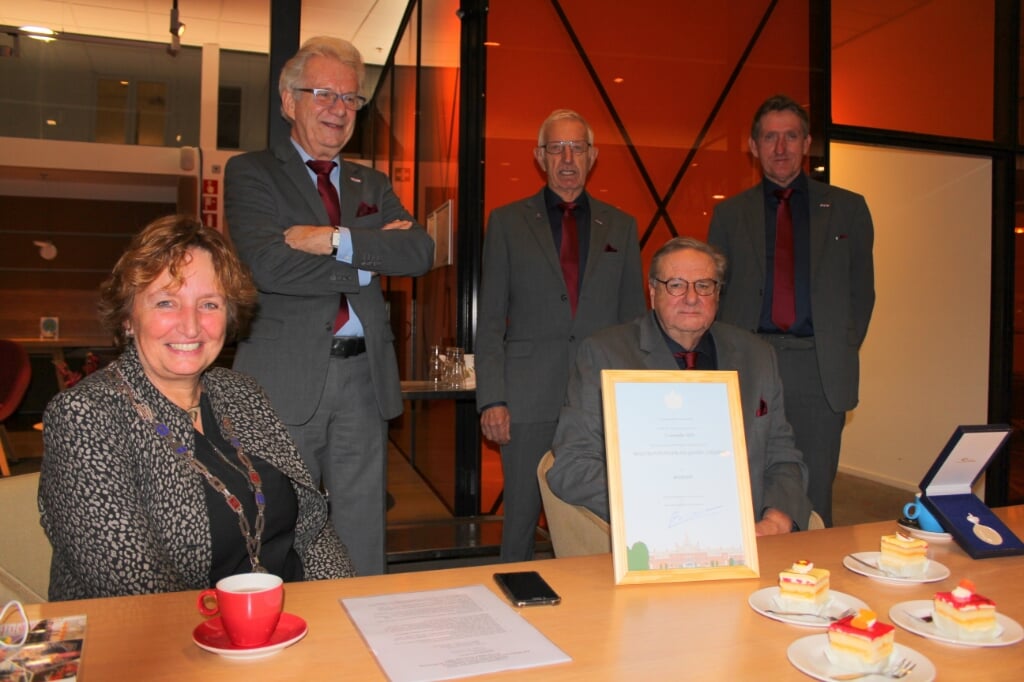 Even poseren met het ereteken: vlnr burgemeester Liesbeth Spies, Fred van Aalst, Maap Groenendijk, Klaas Smid en Sjaak van der Meer.
