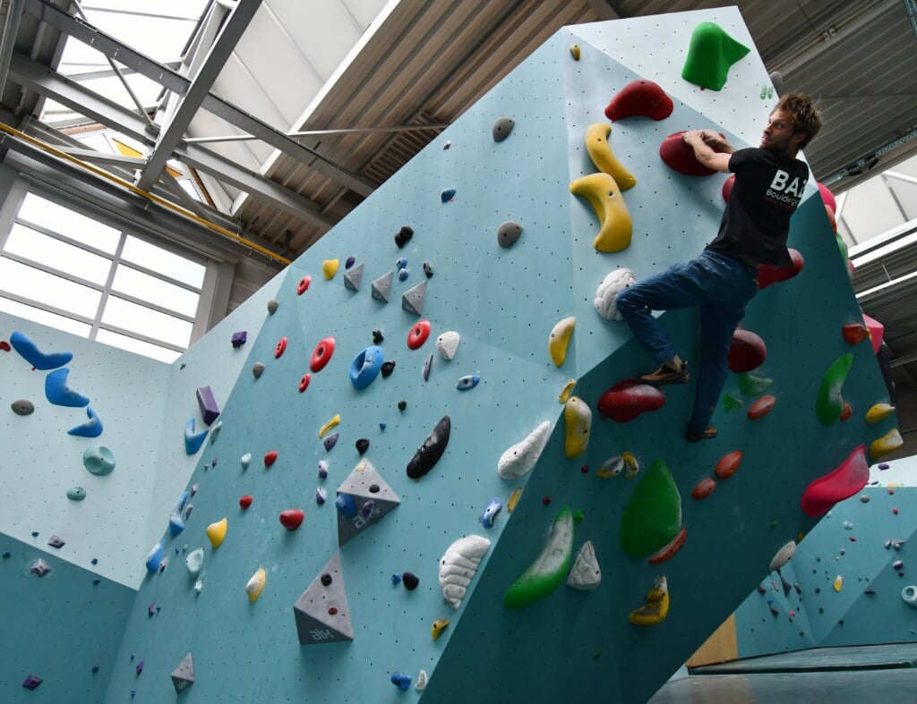 Bas Jonker, mede initiatiefnemer van BAZ Bouldergym, klimt als een berggeit omhoog. Het bijzonder gave indoor klimcentrum heeft bij De Hellema onderdak gevonden in de Oostzijde.