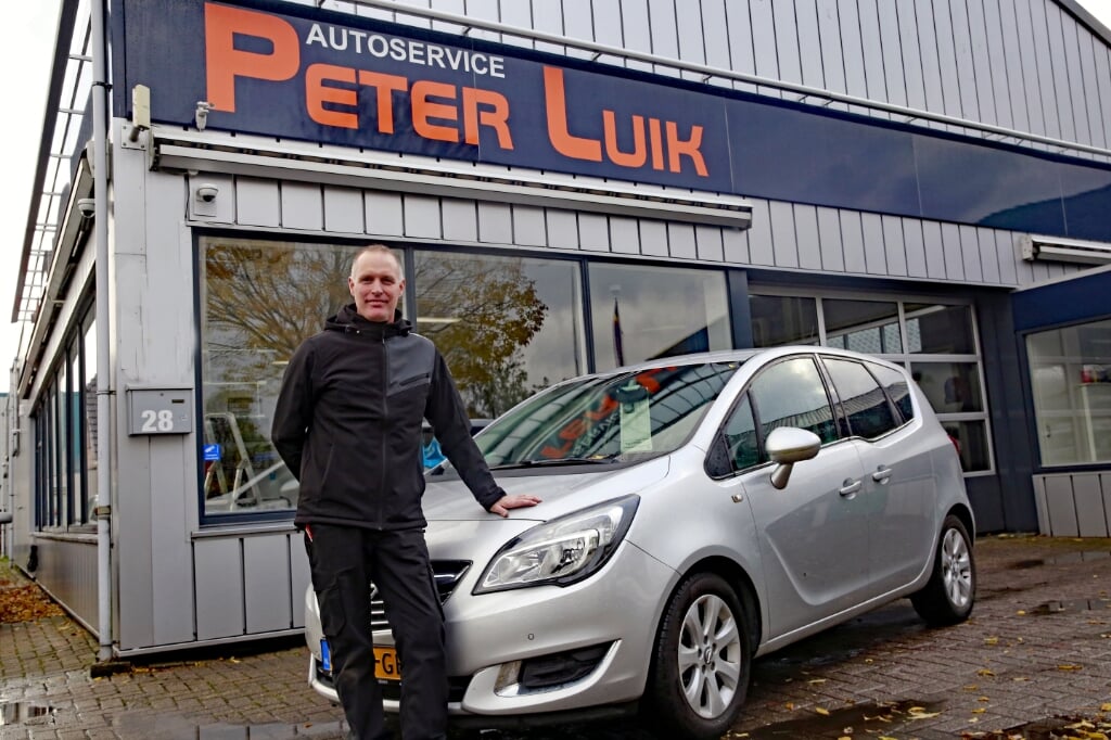 Peter Luik voor zijn garage in 't Zand.