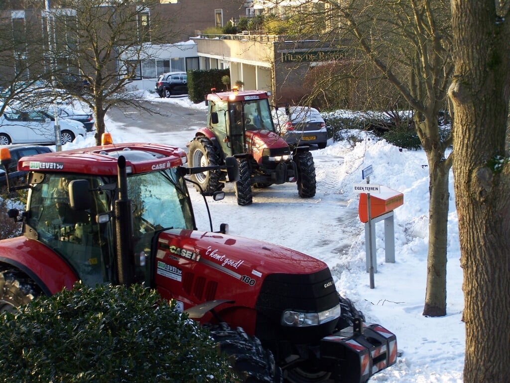 Bij serviceflat De Rekere in Bergen werd vandaag al om 8 uur ’s morgens met groot materieel sneeuw geruimd.