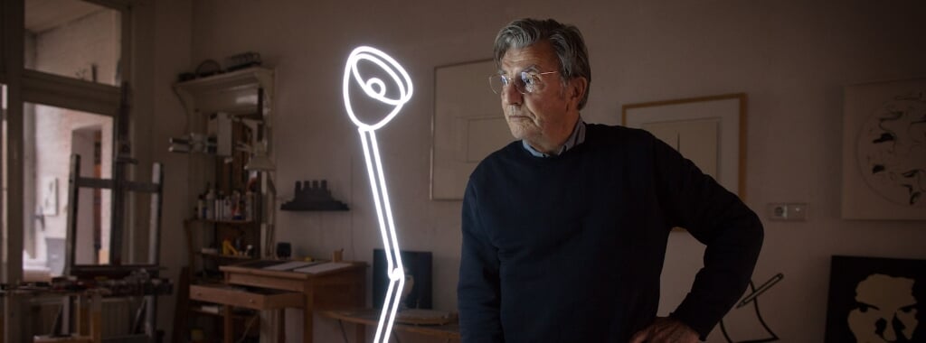 Kunstenaar Jeroen Henneman met zijn One Lamp.