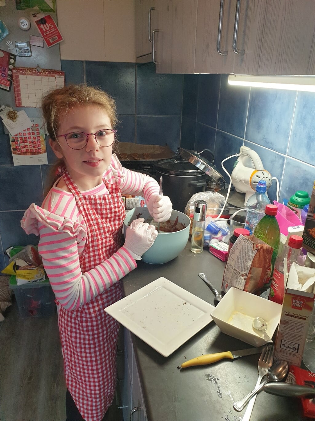 Soraya aan de slag in de keuken.