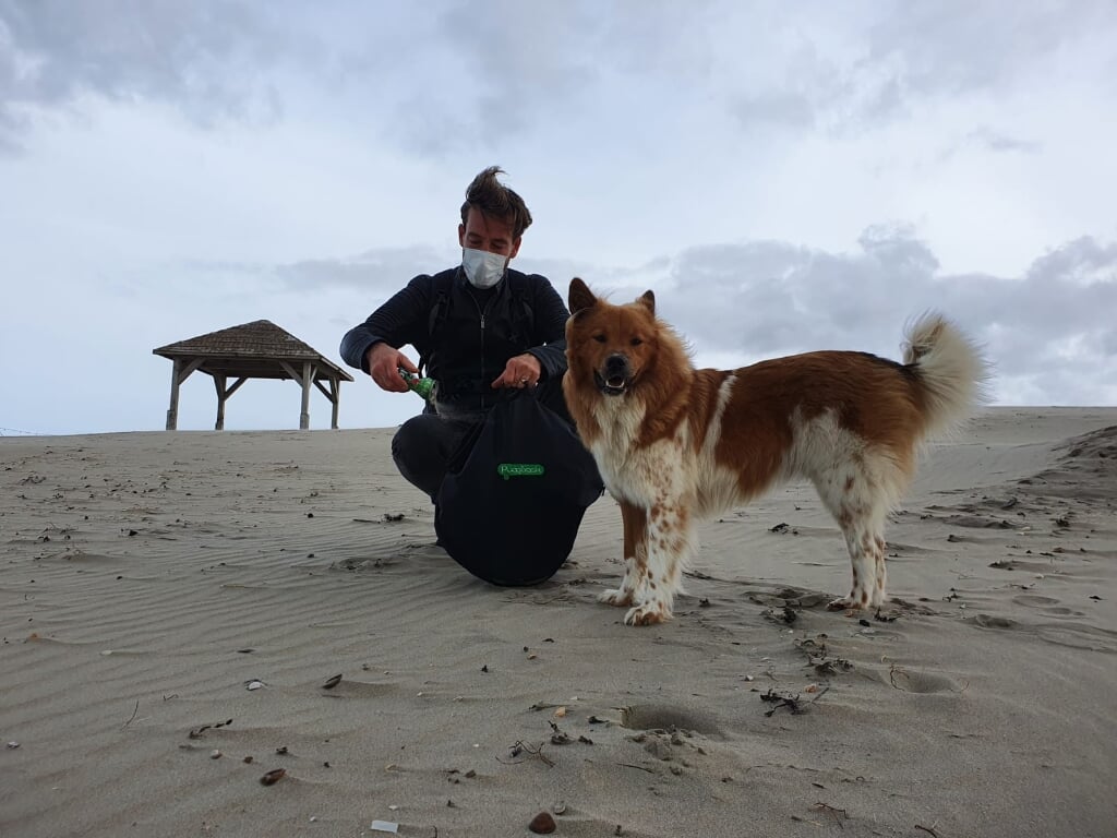 Daan Strang met hond Wolfje in actie op zijn strand bij Schoorl aan Zee.