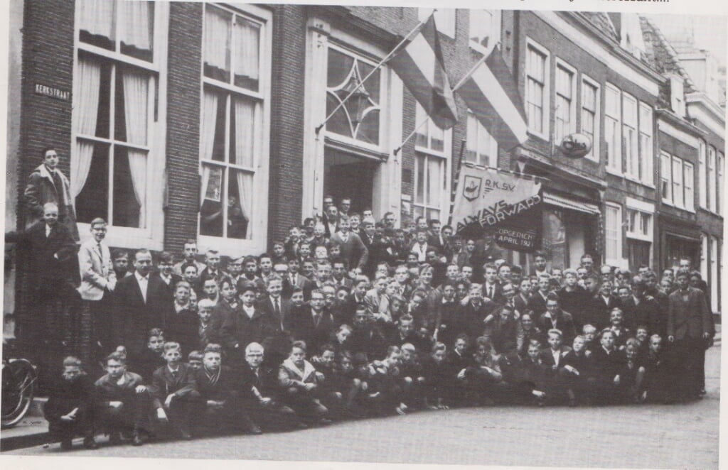 Foto voor het Gezellenhuis ter ere van het veertigjarig bestaan in 1961.