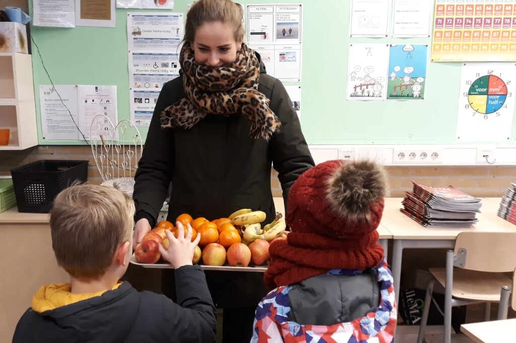 De kinderen kregen een lekker stuk fruit aangeboden door de firma Liefting in samenwerking met de Horeca van Heiloo.