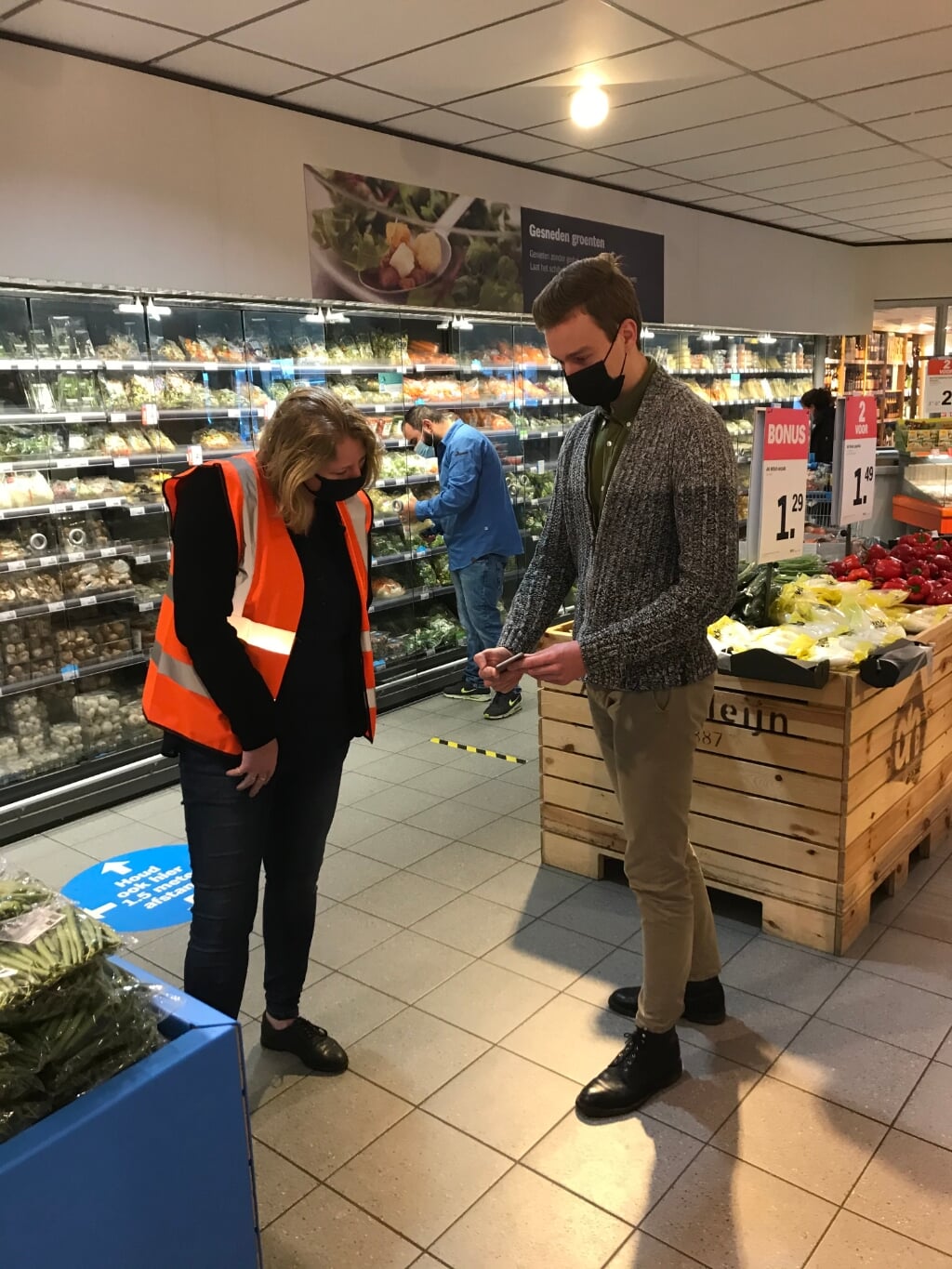 Don Varekamp van Meal Tip laat de app zien aan supermarktmanager Marcella Kooij.