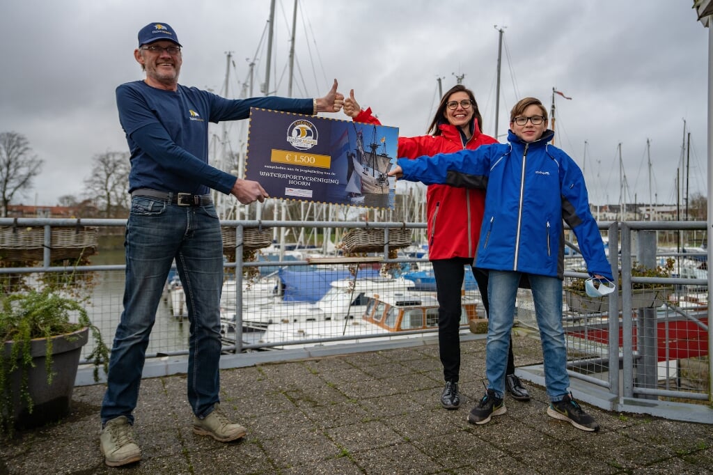 Nanne de Vries overhandigt een cheque van vijftienhonderd euro aan Petra de Wit van Watersportvereniging Hoorn. 
