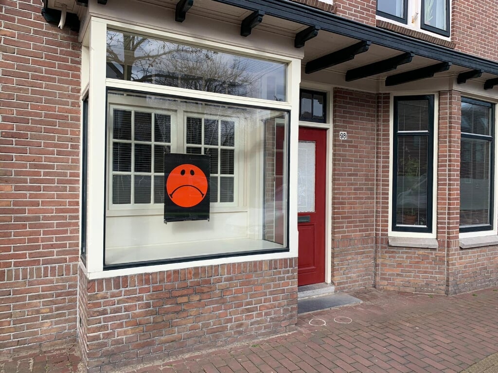Een bedroefde emoticon in een etalage aan de Dorpsstraat in Castricum. Het MKB dreigt te imploderen.