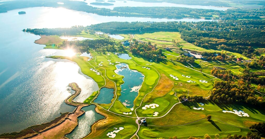 In Zweden liggen de mooiste golfbanen middenin de natuur en de vele meren.