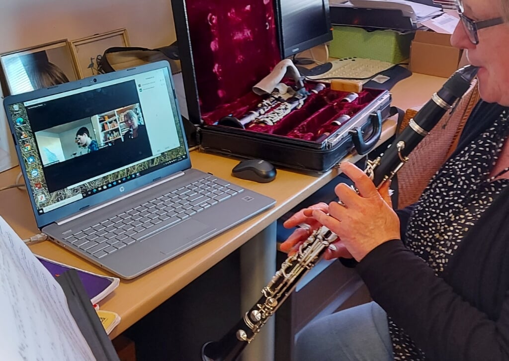 Docent Gisla Bruitsman geeft klarinetles via de computer. 