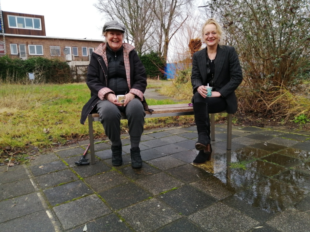 Francis Braam (links) en Wilma Bakker zien kansen in de buitenruimte om aan Buurtkamer Kadoelen een extra dimensie te geven. 