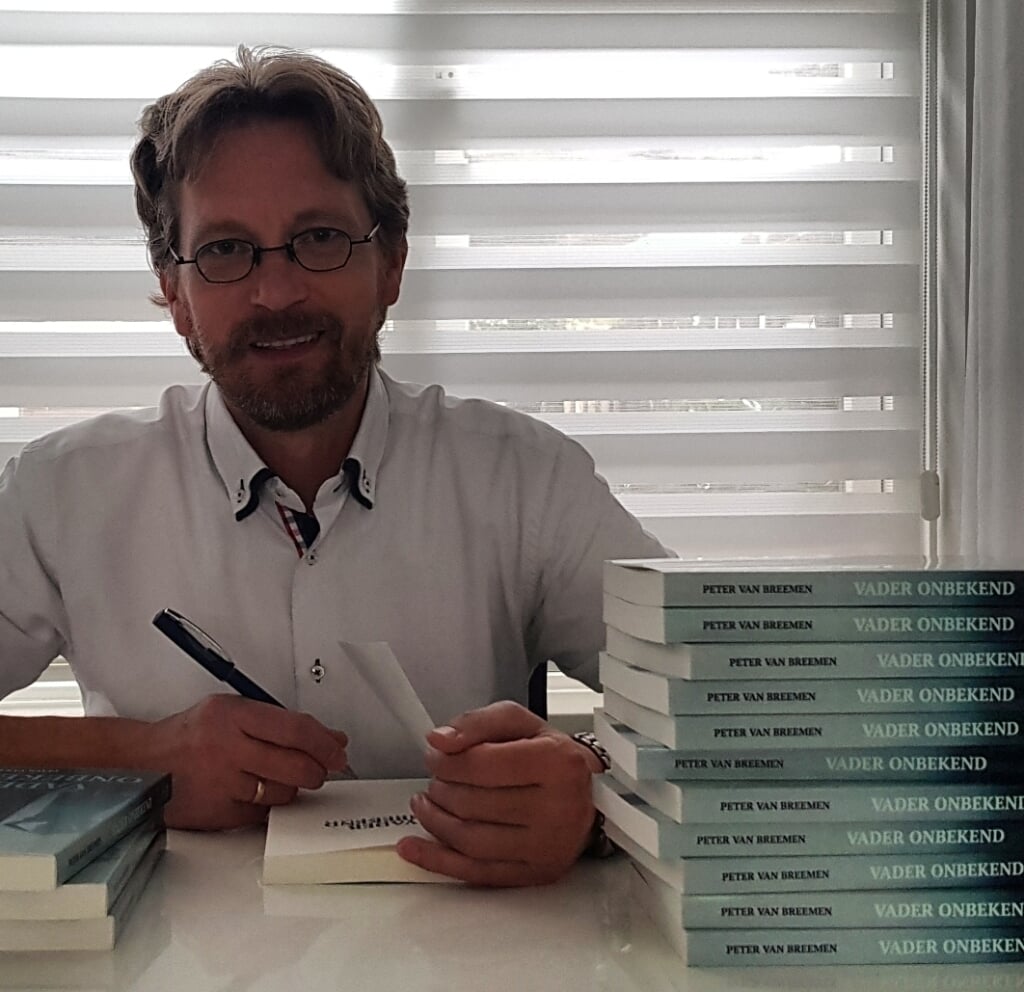 Peter van Breemen signeert zijn boek 'Vader Onbekend'. 