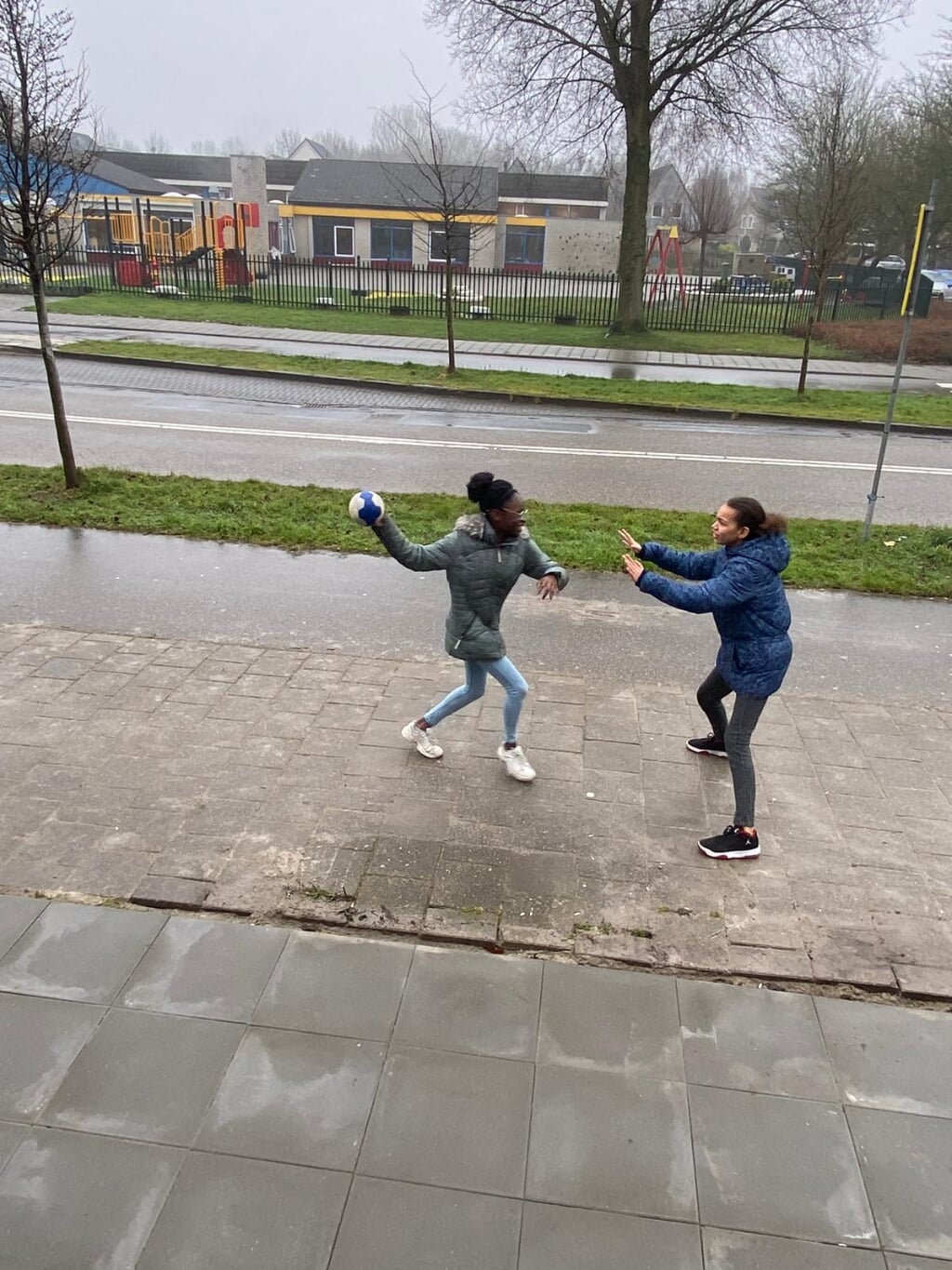 Helen en Cheeli oefenen buiten op straat.