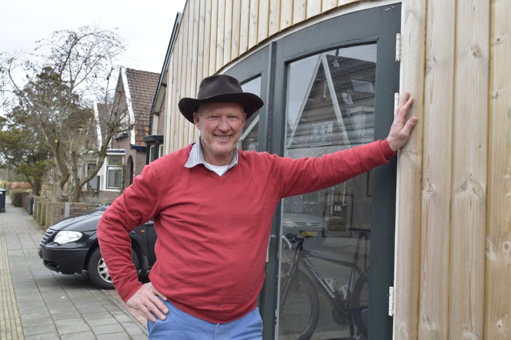 Piet Grapendaal bij zijn voormalige kaasdiscountzaak in de Geelvinckstraat in Castricum.