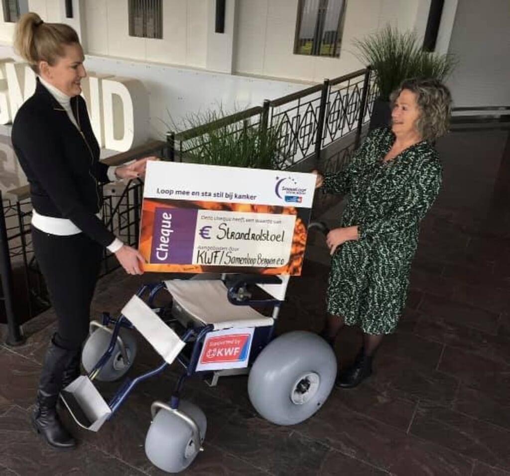 Jessica Zwart neemt de cheque van het KWF aan in de hal van Hotel Zuiderduin in Egmond aan Zee.
