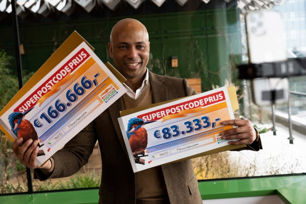 Humberto verrast inwoners van Monnickendam met 1 miljoen euro. 