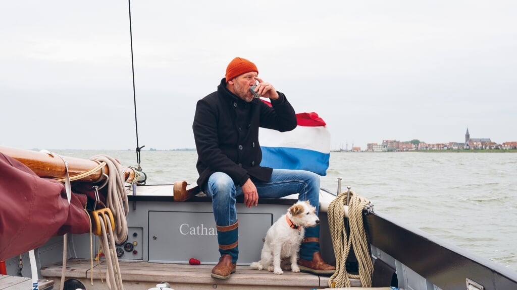 Kapitein van het Markermeer Rohald met zijn hondje.