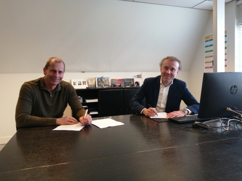 Johan Plemp (rechts) verbindt zich voor drie jaar als jeugdsponsor aan IVV. Het contract is getekend.
