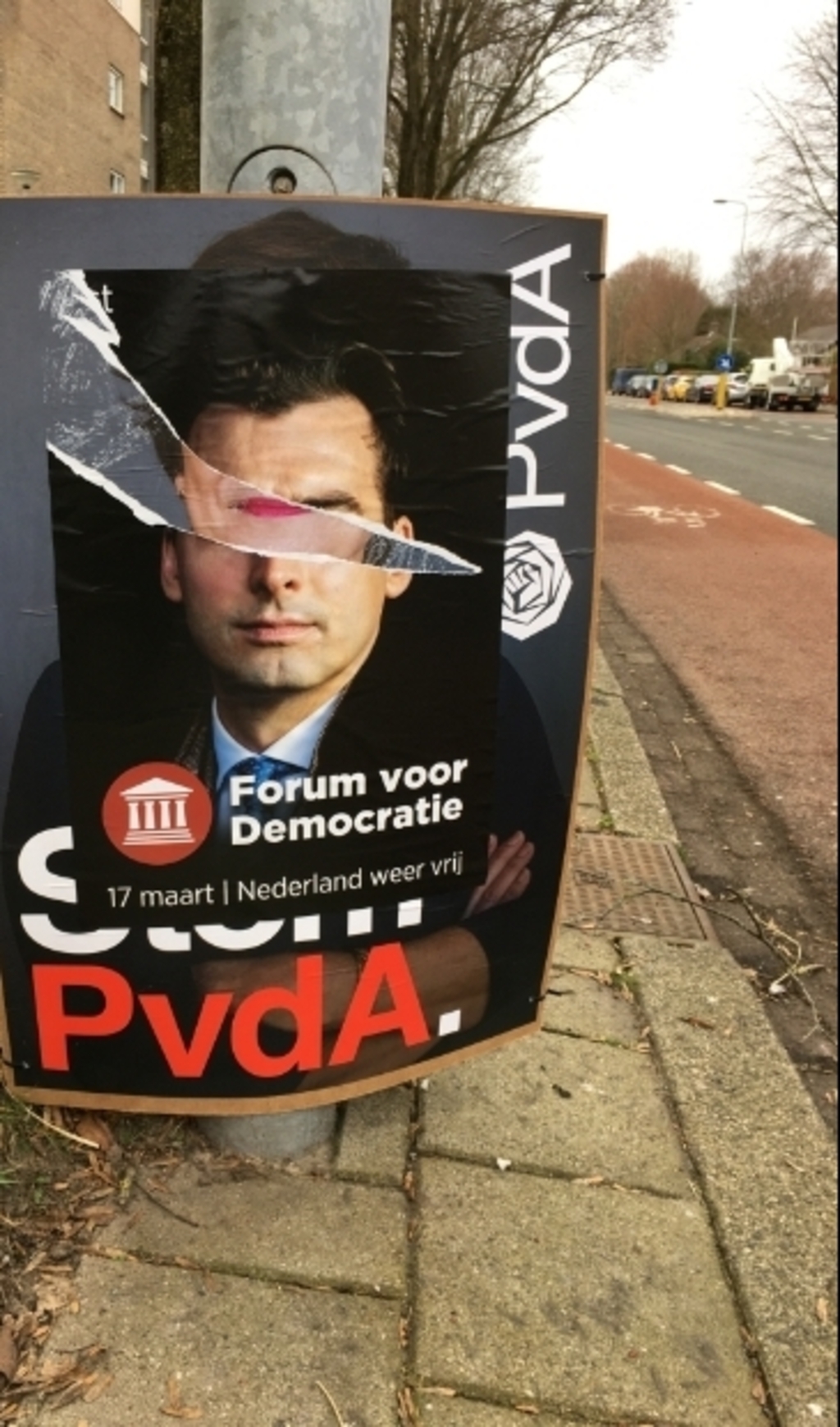 Forum voor Democratie heeft posters over de poster van PvdA geplakt volgens Dick Hornberg van PvdA Heemskerk.