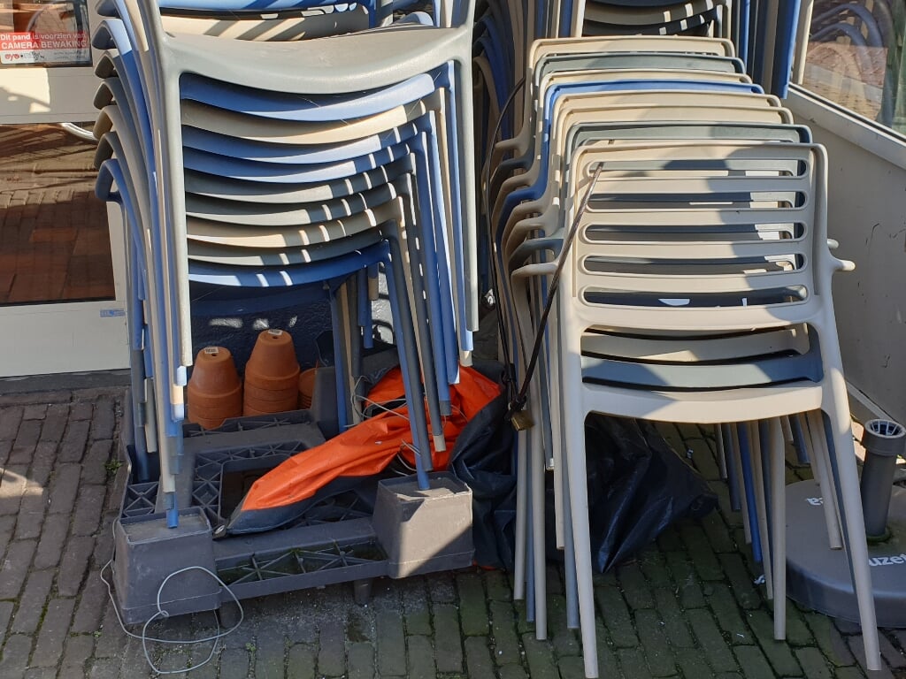 Gestapelde stoelen op de Venedie.
