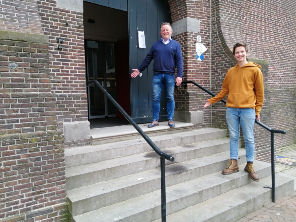 De kerkdeur staat voor heel Oostzaan open. Ids Algera (links) en Owen de Dood verwelkomen alvast studenten.