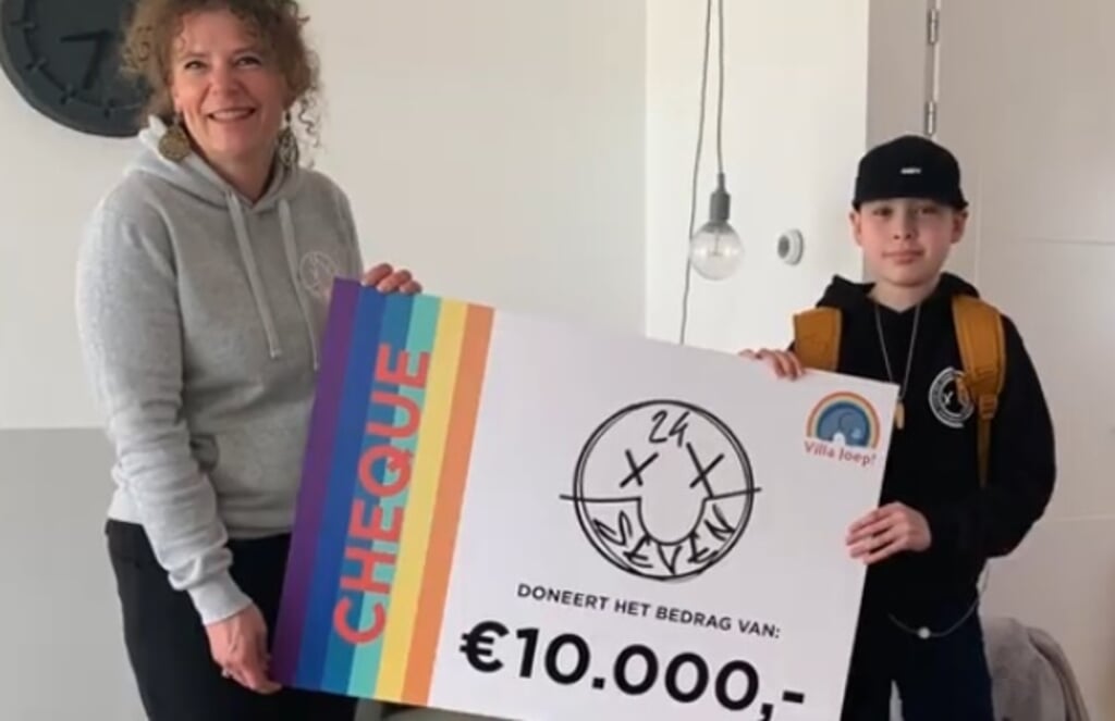 Seven overhandigt trots de cheque van 10.000 euro aan Leontine Heisen, oprichtster van Villa Joep.