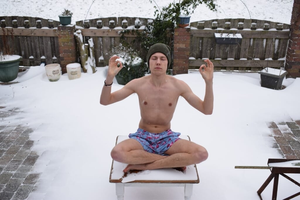 Vince mediteert in de sneeuw.