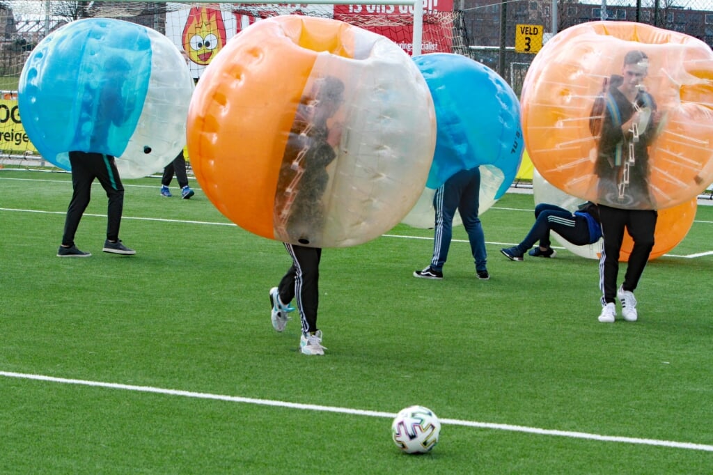 Bubblevoetbal: even sportief als hilarisch.
