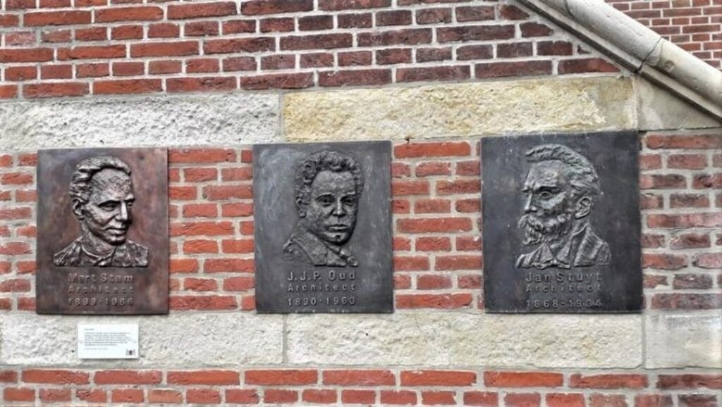 De plaquettes van de drie architecten hangen aan de gevel van het Purmerends Museum.